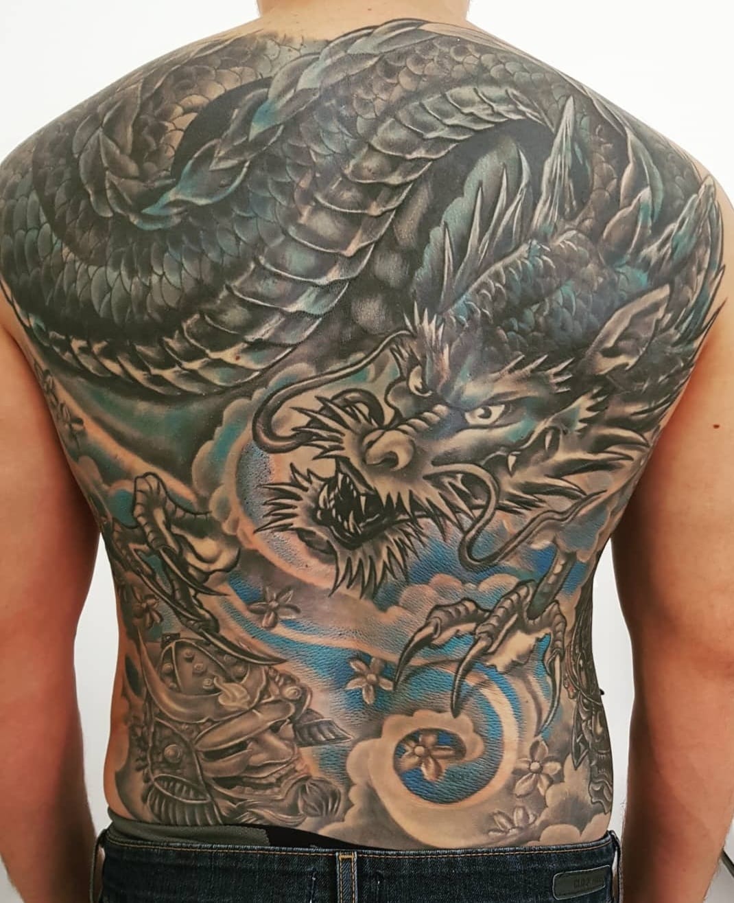 Dragão completo nas costas