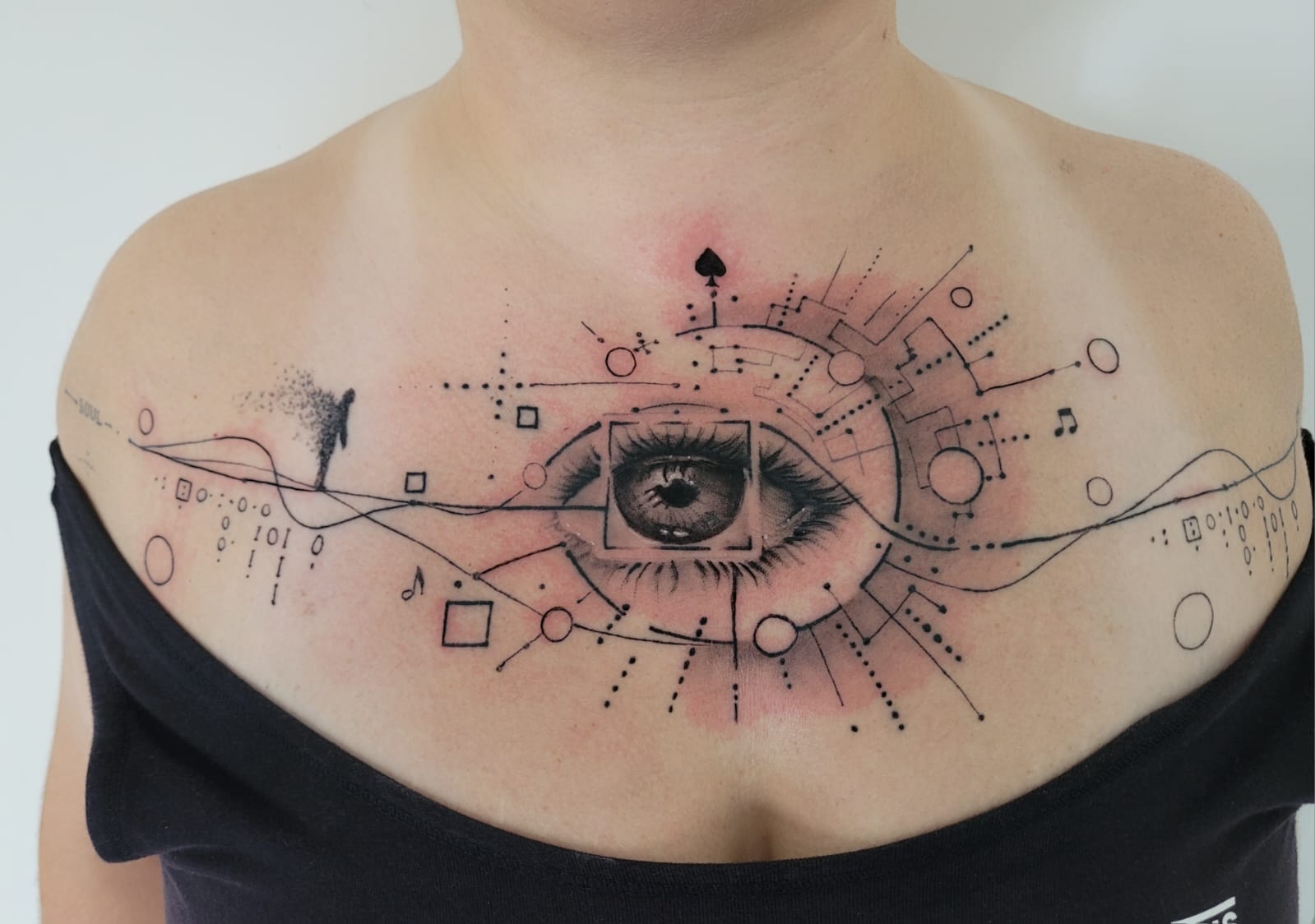 Olho geométrico no peito