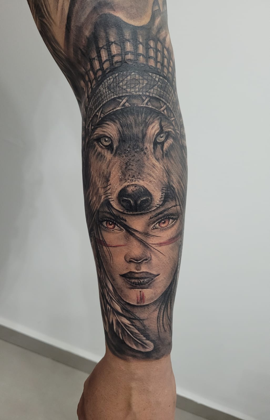 Lobo e mulher no antebraço